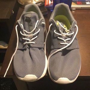 Men’s Nike roshe gray and gold